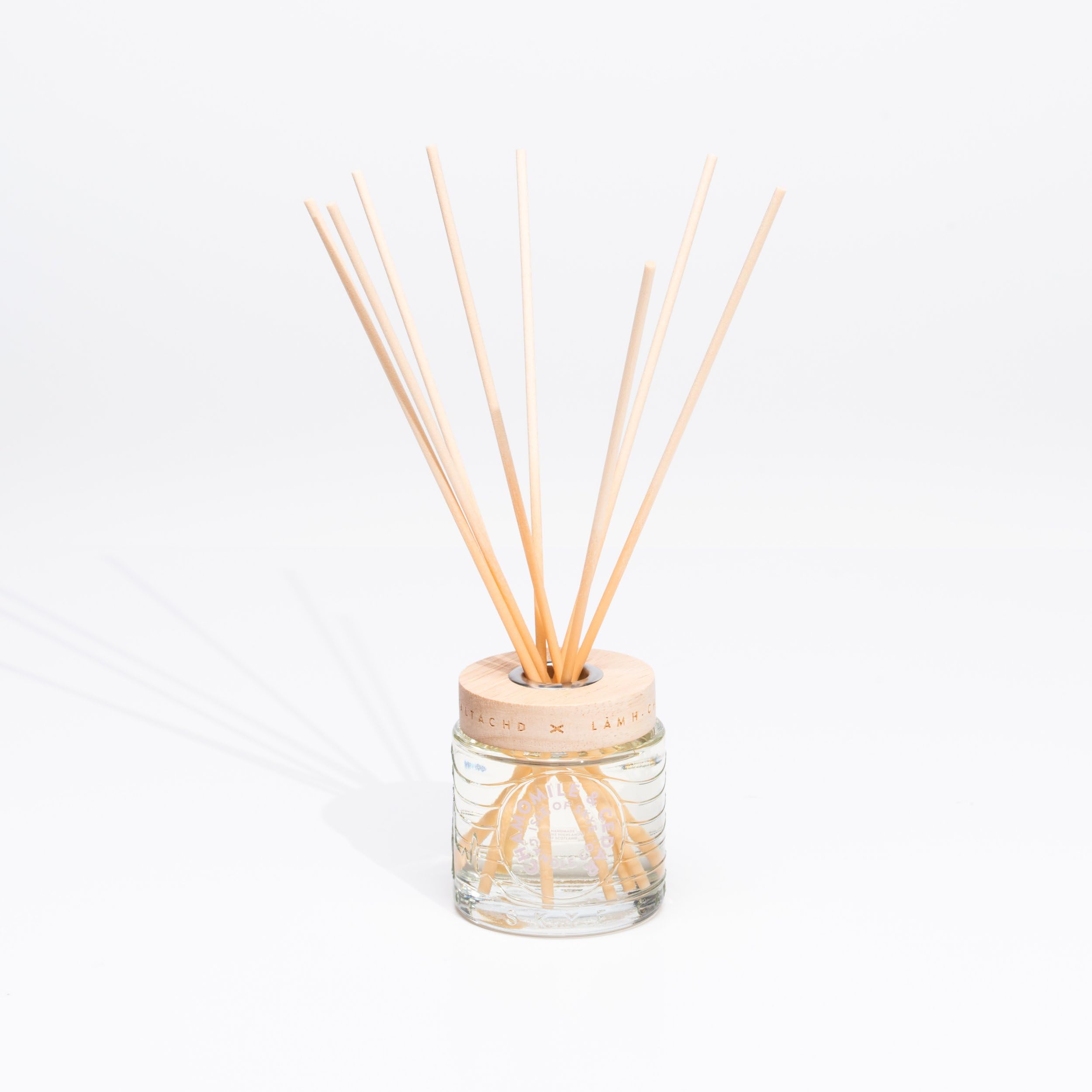 Isle Of Skye Candle Company Chamomile & Cedar Reed Diffuser | Premium Fragrance | Hand-Poured In Scotland | Effortless Home Fragrance | 10 Weeks Diffuse Time | Plant-Based, Sustainable Augeo