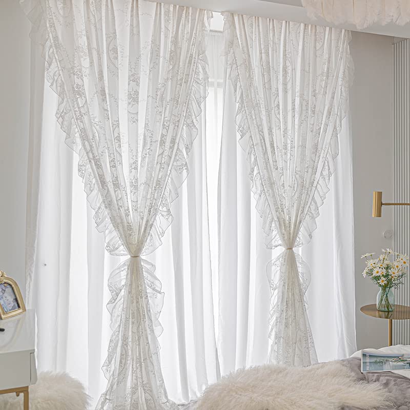 Rideau de ventilation en dentelle romantique pour un salon lumineux