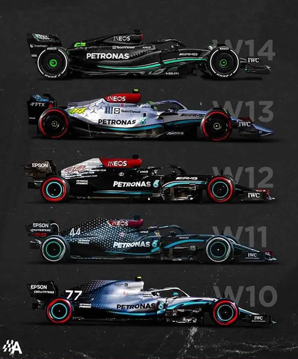 Bburago 1:24 F1 Mercedes AMG W14 E with Helmet, Hard Case #44 Hamilton