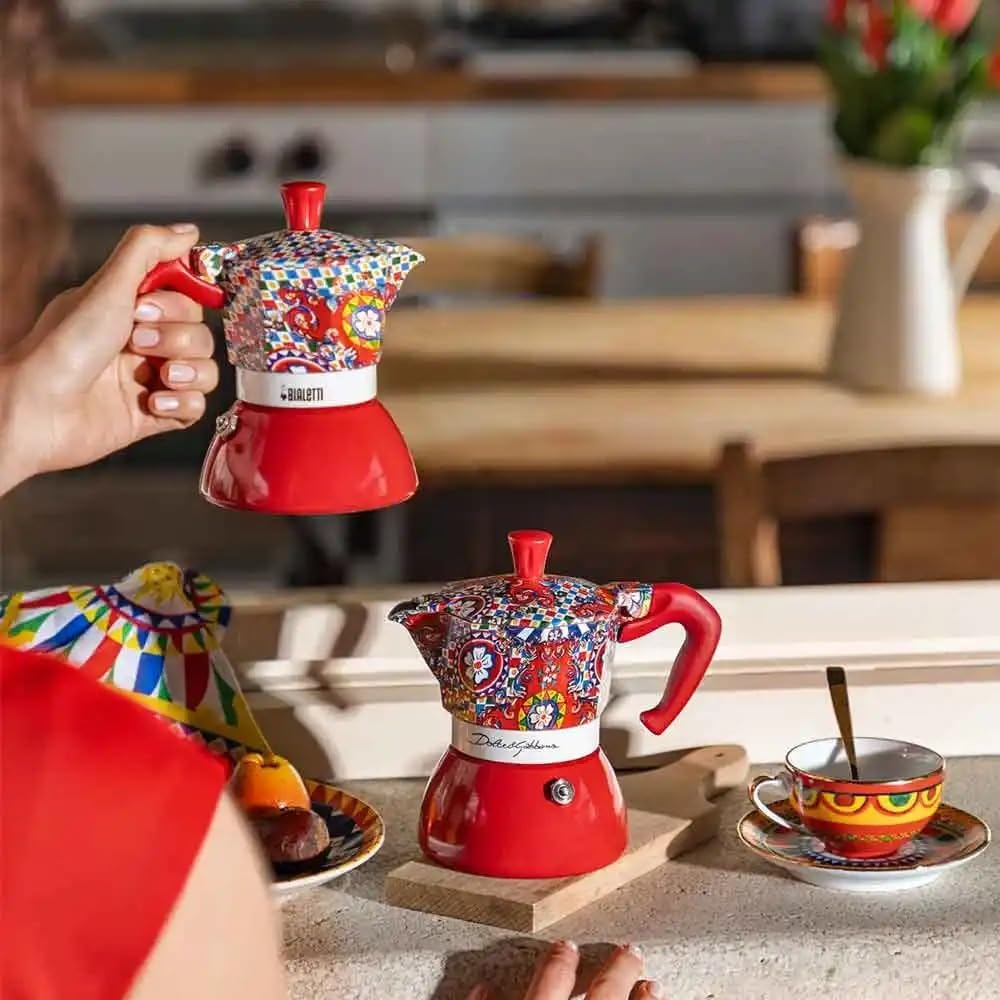 Bialetti Dolce & Gabbana MOKA INDUCTION 4 tazas, seguro para inducción y fuego abierto (cafetera, máquina de espresso, makinetta)