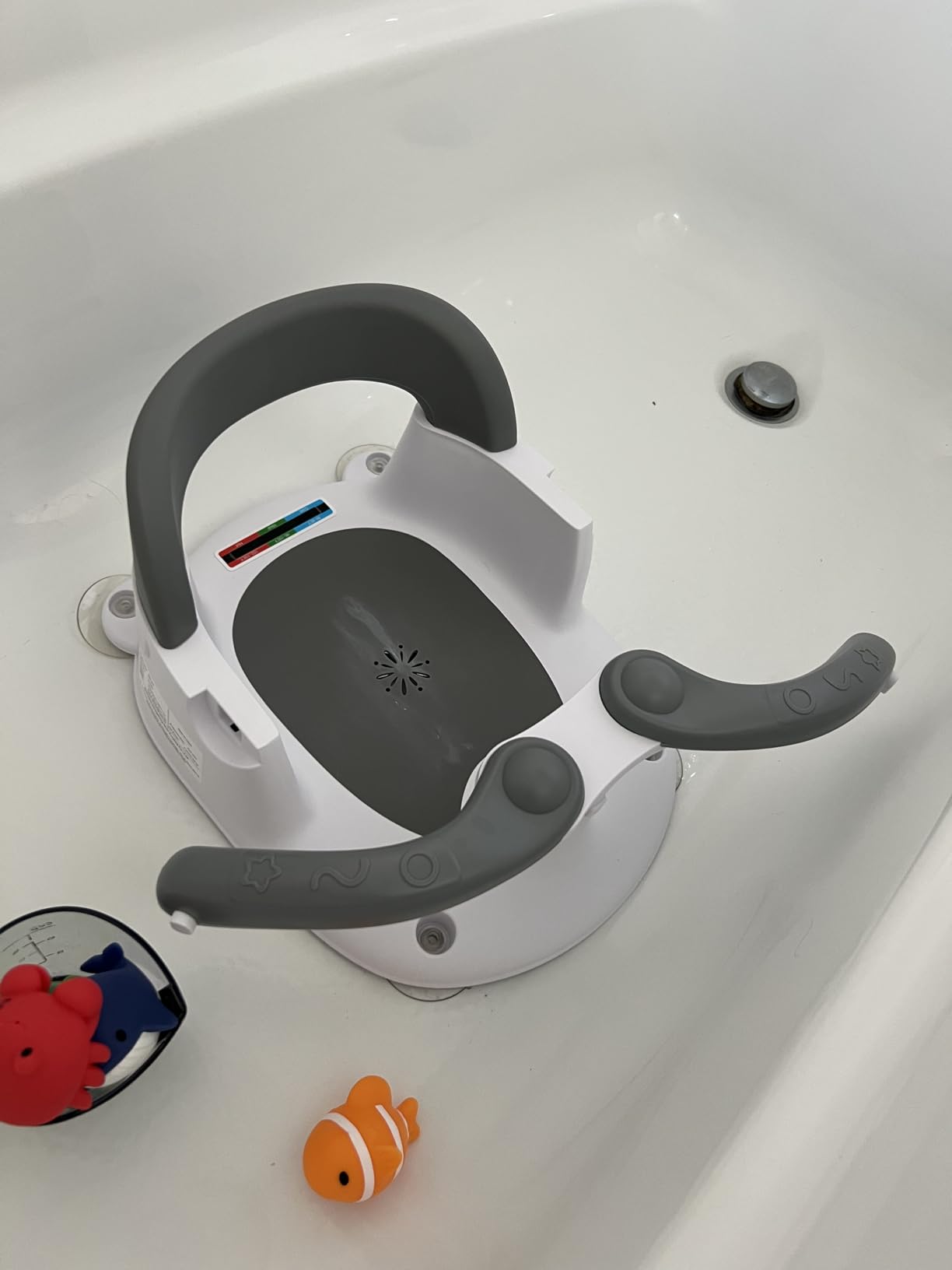 Cliente real con la silla en la bañera
