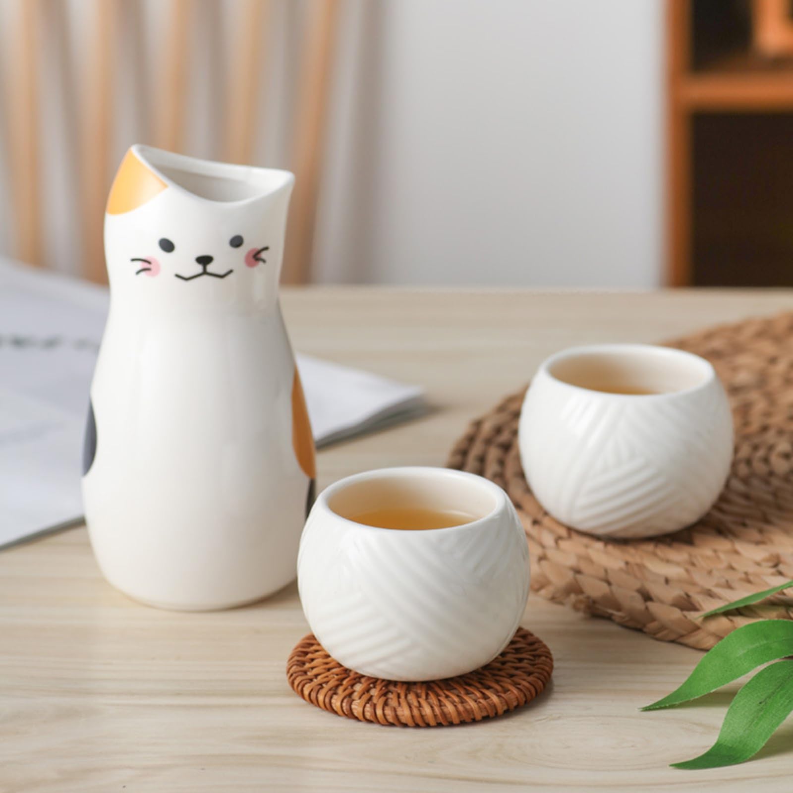 Juego de tazas de sake de cerámica japonesa para gatos de calicó y 2 tazas, juego de regalo de 3 piezas