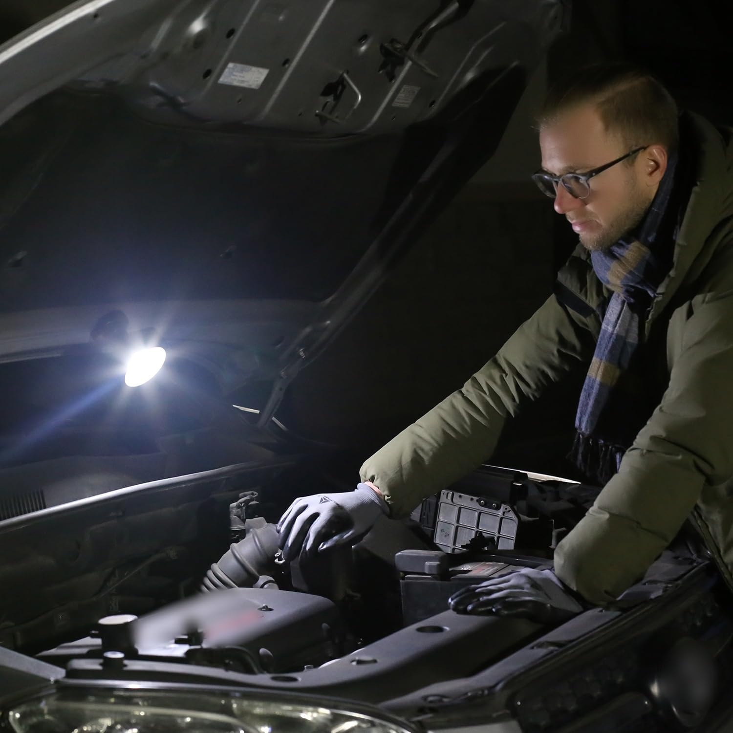 250 Lumens COB LED Rotating Work Light with Strong Magnetic Base, Ultra Bright Magnetic LED Spotlight for Car Repair, Workshop, Home Use and Emergency