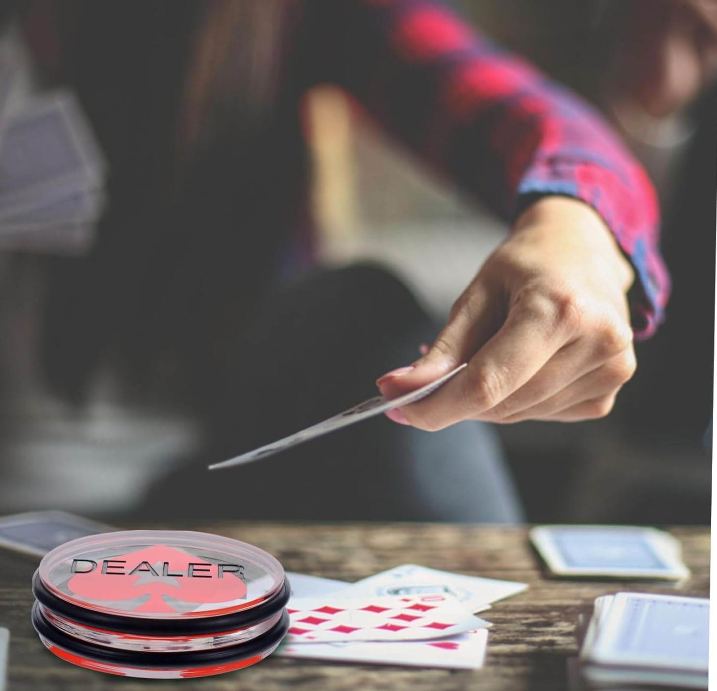 Przycisk pokera, Poker Dealer Button, czarno-czerwony, wykonany z wysokiej jakości szkła akrylowego z gumkami ochronnymi 7,5 cm x 1,8 cm, 80 gramów, czerwone piki gwiazdy