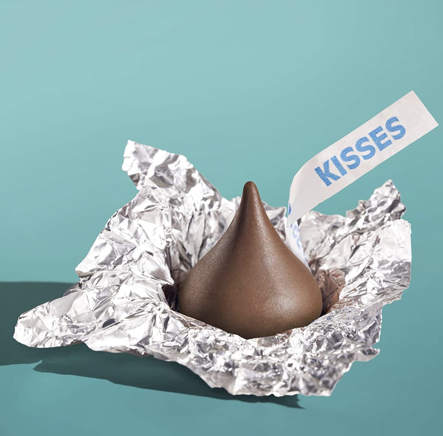 Hershey kisses milk chocolate in red foil 2 lbs bag (32 oz Approx 200 kisses) best way to treat yourself and friends 2 Pound (Pack of 1)