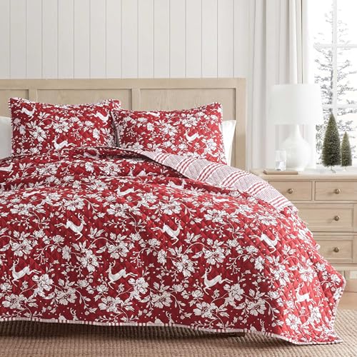 Martha Stewart - Queen Quilt Set, Classic Quilted Bedding, Lightweight, Incredibly Soft & Wrinkle Resistant Quilt with Matching Pillowcases, 3 Piece Bed Set (Dancing Deer Red)