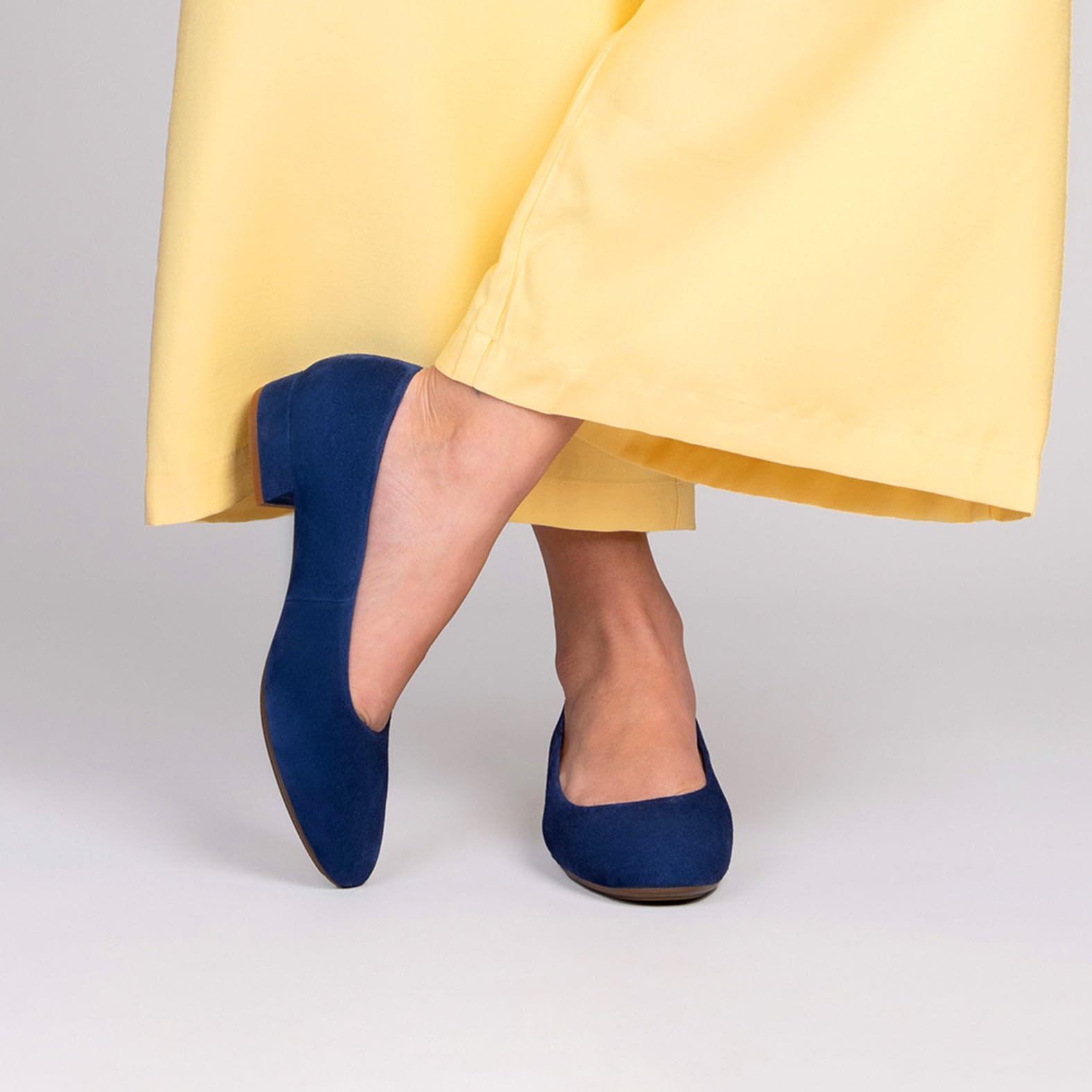 miMaO. Zapatos cómodos de tacón bajo para Mujer en Ante. Plantilla de Gel. Hecho en España