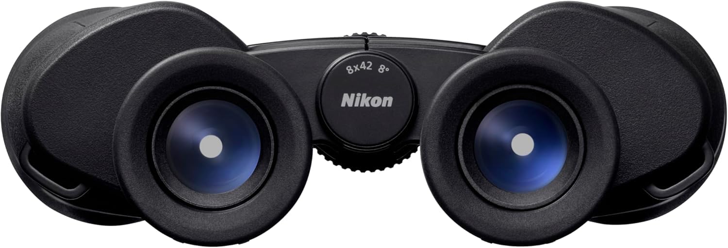 Nikon Binocolo Action 8x42 | Ottica Nikon multistrato con rivestimento luminoso, ampia vista, potenza 8x, oculari regolabili Turn-and-Slide e design Porro-Prism pronto per treppiedi