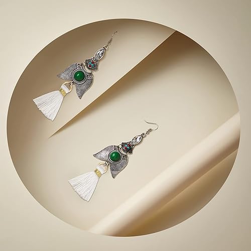 Vista 8 de VAPKER 100 mini borlas de 0.8 pulgadas0.8 in, borlas blancas pequeñas hechas a mano con anillo de salto dorado para aretes, joyería, collares