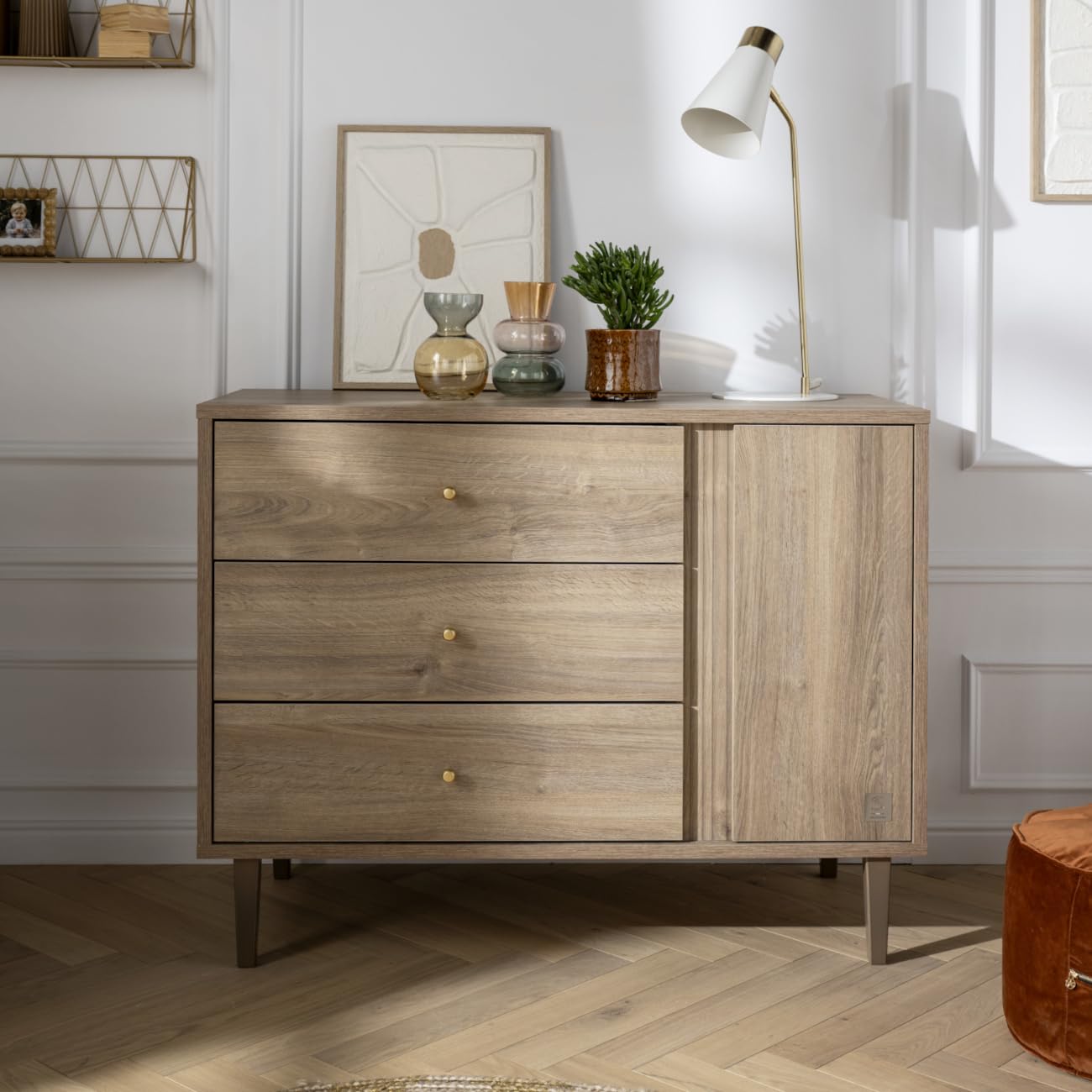 Sauthon Commode 3 tiroirs et 1 Porte avec détail Imitation Bois texturé et Pieds Bois