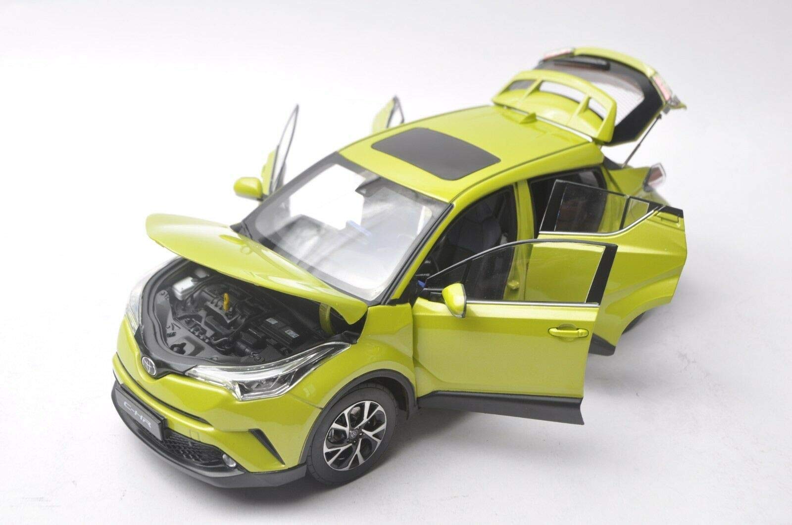 Amazon | ミニカー 1/18 Toyota C-HR 2017 トヨタ CHR (黄色) ダイ