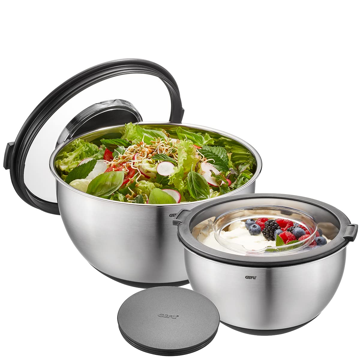 GEFU Edelstahlschüssel MUOVO 2er Set – Rühr-, Servier- oder Salatschüssel mit Silikonboden, Aufbewahrungsdeckel & Messanzeige, 20 cm & 24 cm, Fassungsvermögen 2,5 l & 4,5 l