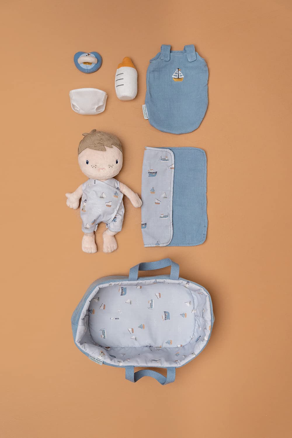 Little Dutch Sailors Bay 4554 - Muñeco de peluche con cesta de transporte y accesorios