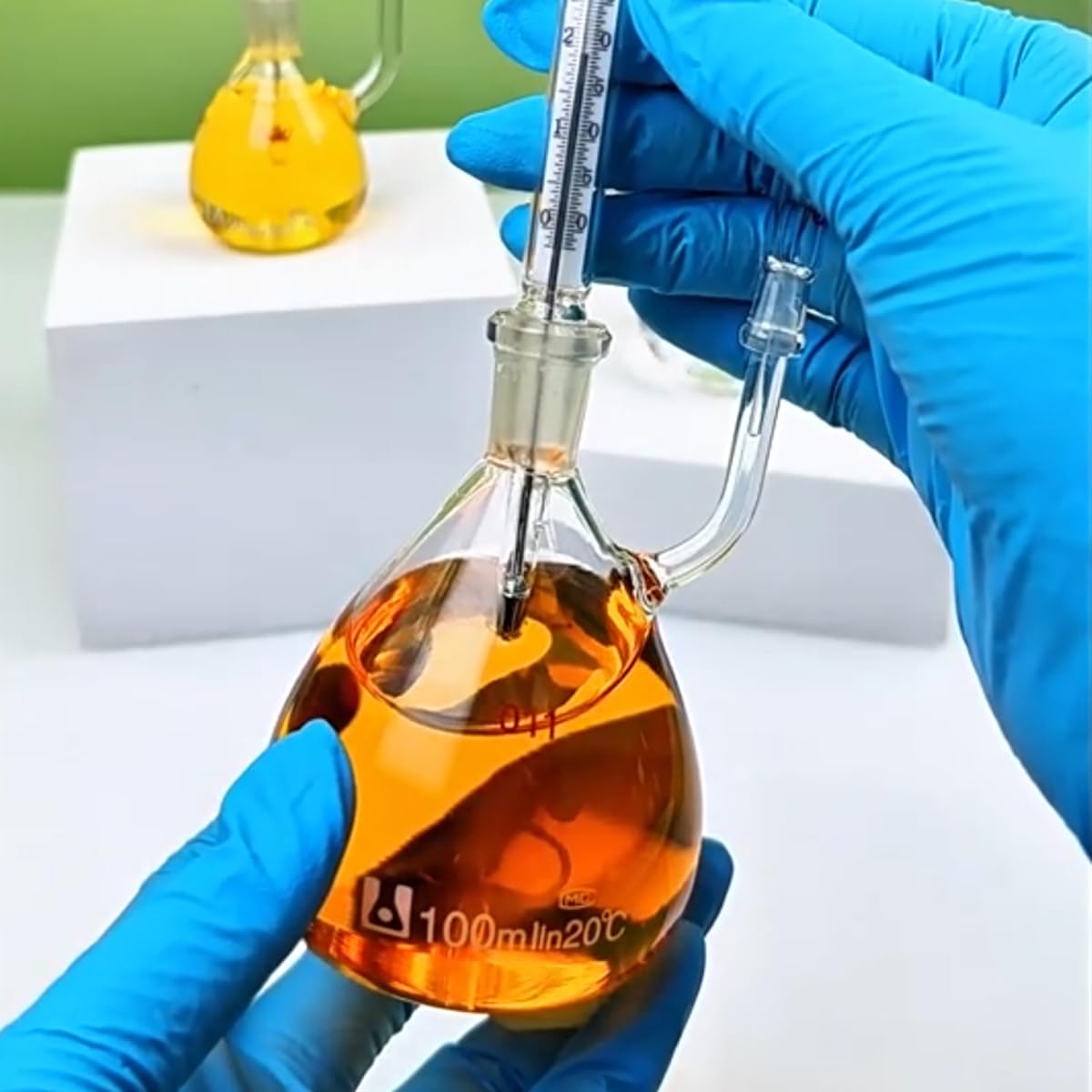 Laboratory Glass Pycnometer with Thermometer Borosilicate Glass Specific Gravity Bottle Lab Glassware for Determining Liquid Density Labs (50ml)