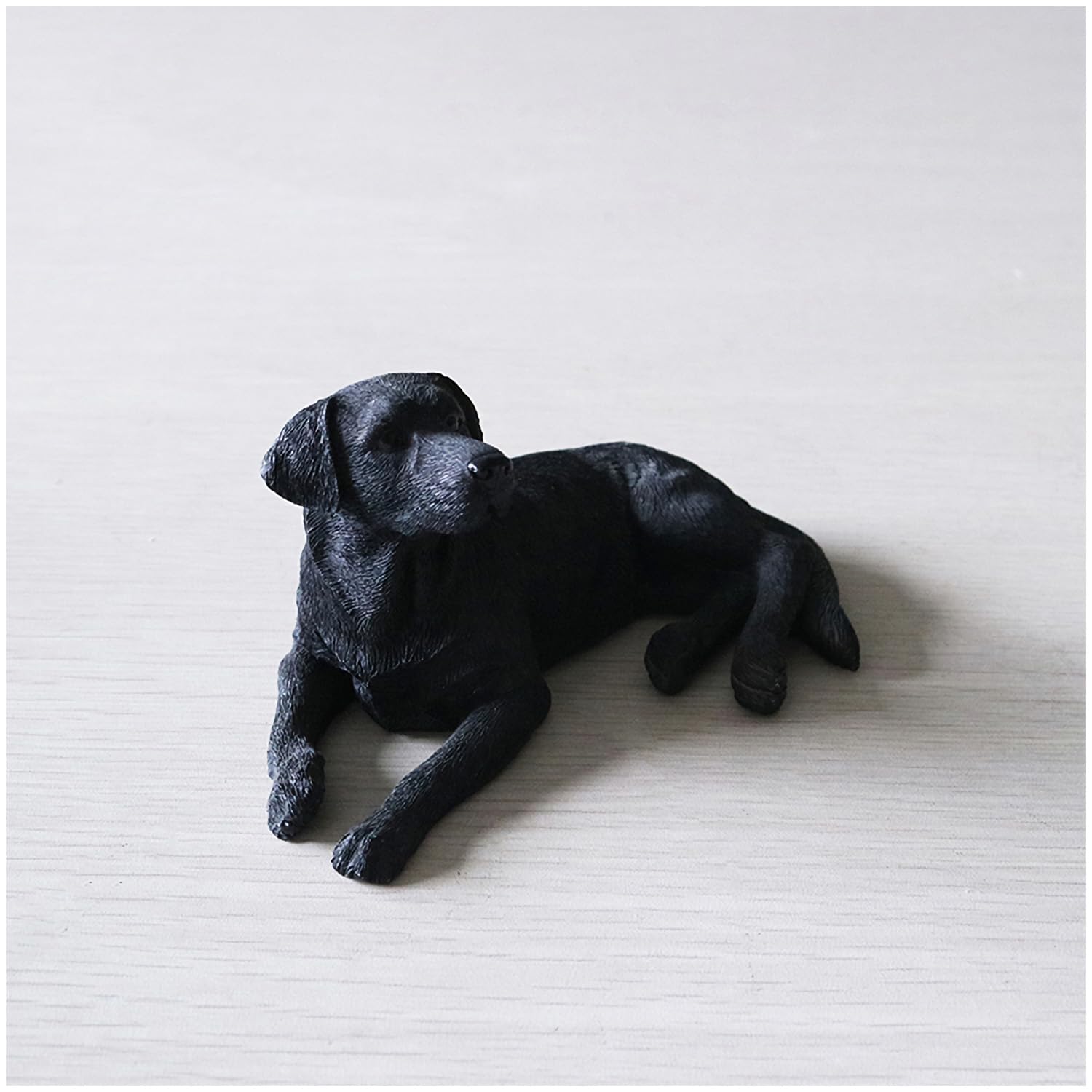 ラブラドール置物 Amazon.co.jp: リアルな樹脂製の横たわっているラブラドールの