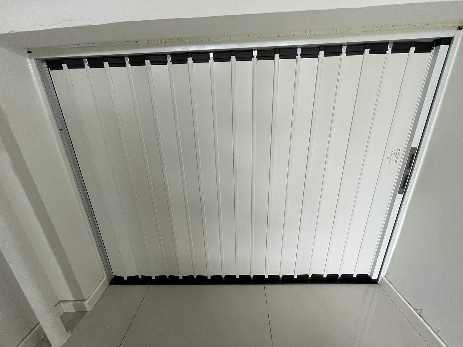 Niestandardowe składane drzwi ze stopu aluminium, biały blokujący, zwijany ekran do spiżarni, kuchni, garażu, odporna na rozdarcie brama działowa do pokoju przesuwnego (193 x 203 cm)