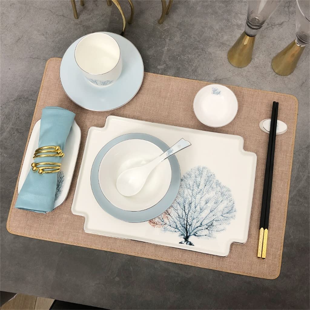 Décoration de table avec assiettes et couverts pour dîner