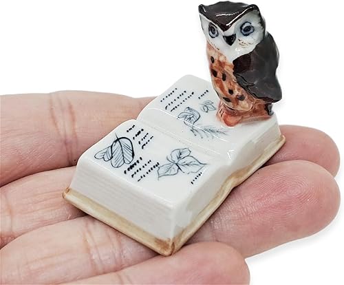 Pequeña figura de búho marrón de 1 pulgadas de alto sobre libro abierto, hecha a mano, búhos de cerámica pintados a mano, aves de rapiña nocturna,