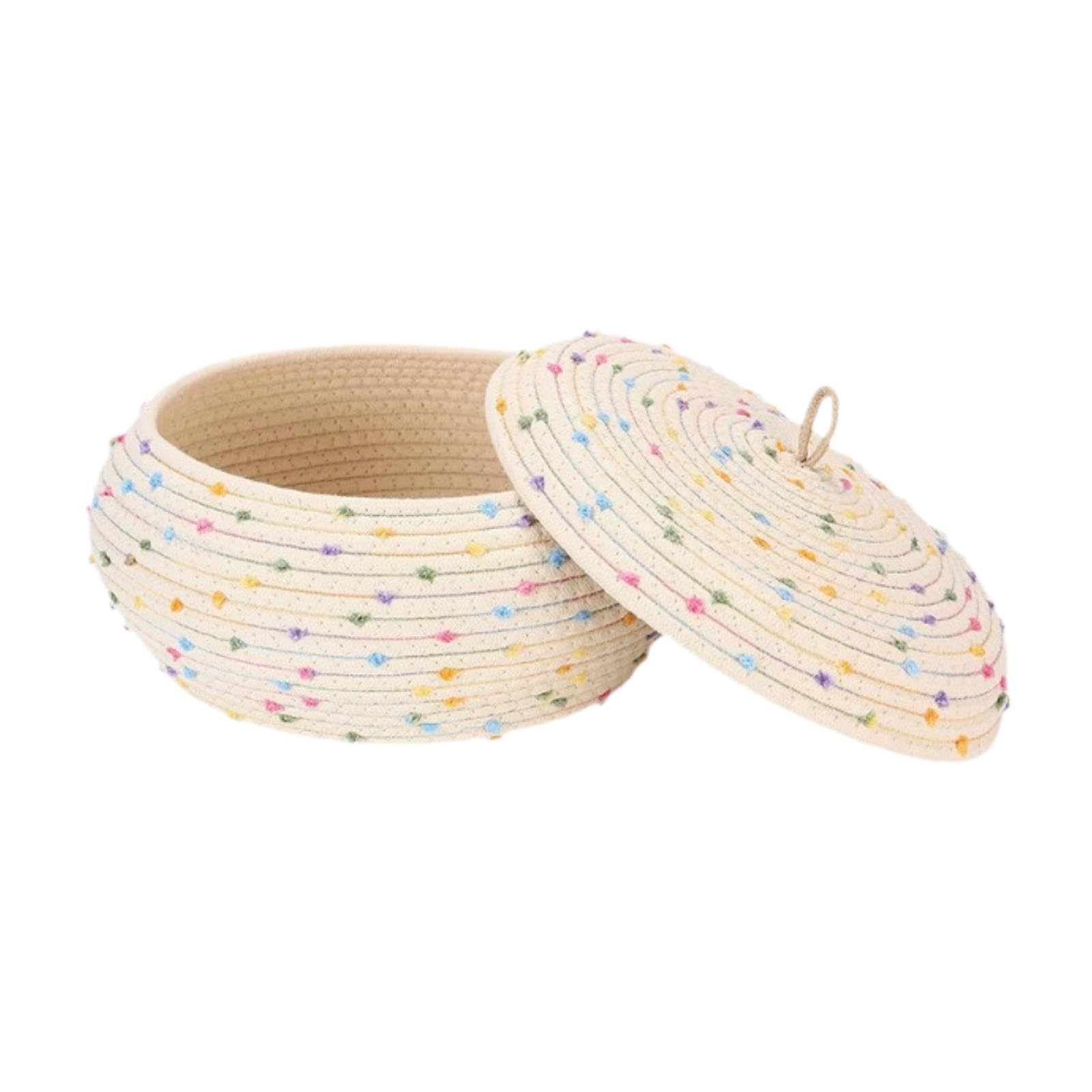 Panier tressé décoratif pour organiser les snacks du salon et serviettes