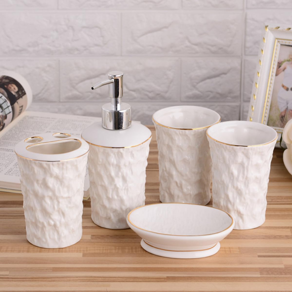 Set Accessori Bagno in Ceramica Beige Bordo Dorato