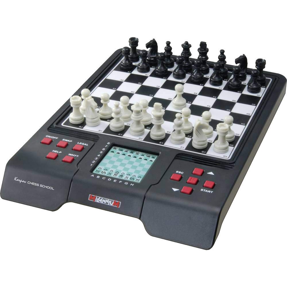 MILLENNIUM Karpov Chess School M805 – komputer szachowy z podręcznikiem, interaktywnymi ćwiczeniami i wyjściem dźwiękowym dla początkujących i dzieci. Nadaje się też idealnie do szkół i klubów.