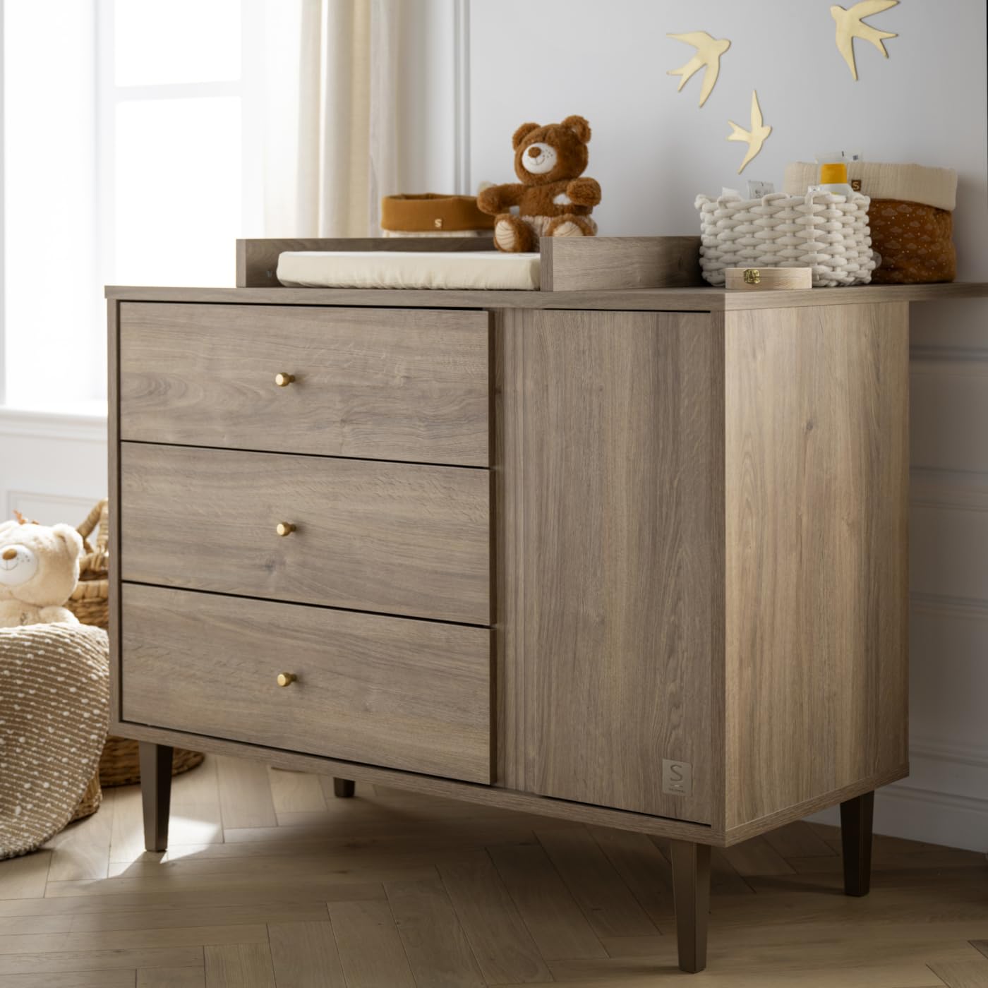Sauthon Commode 3 tiroirs et 1 Porte avec détail Imitation Bois texturé et Pieds Bois