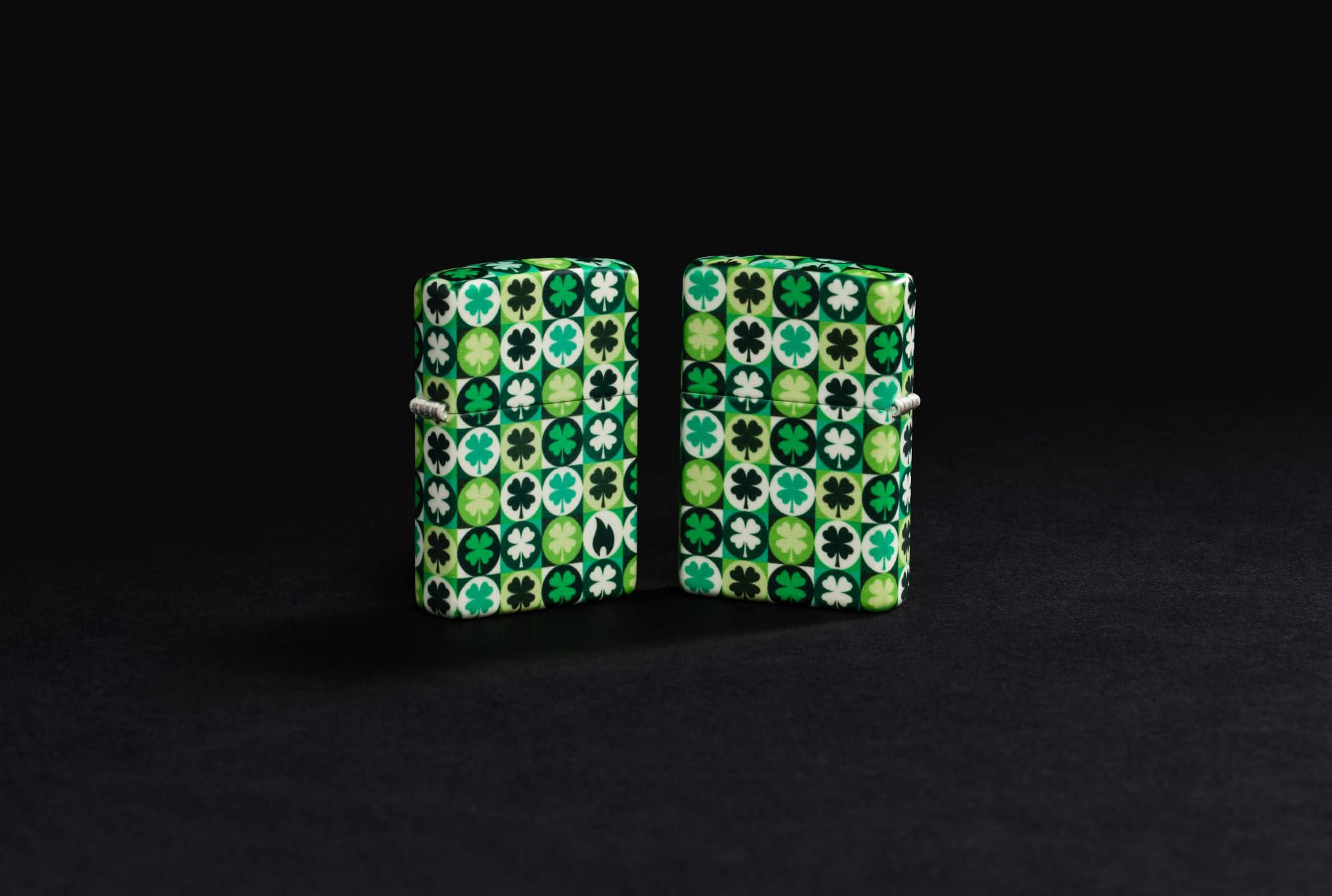 Zippo Briquet Tempête - Modèle Clover avec Trèfles - Vert 540 Color, Lueur dans Le Noir - Rechargeable - Réutilisable - Design Coupe-Vent - Coffret Cadeau - Fabriqué aux États-Unis