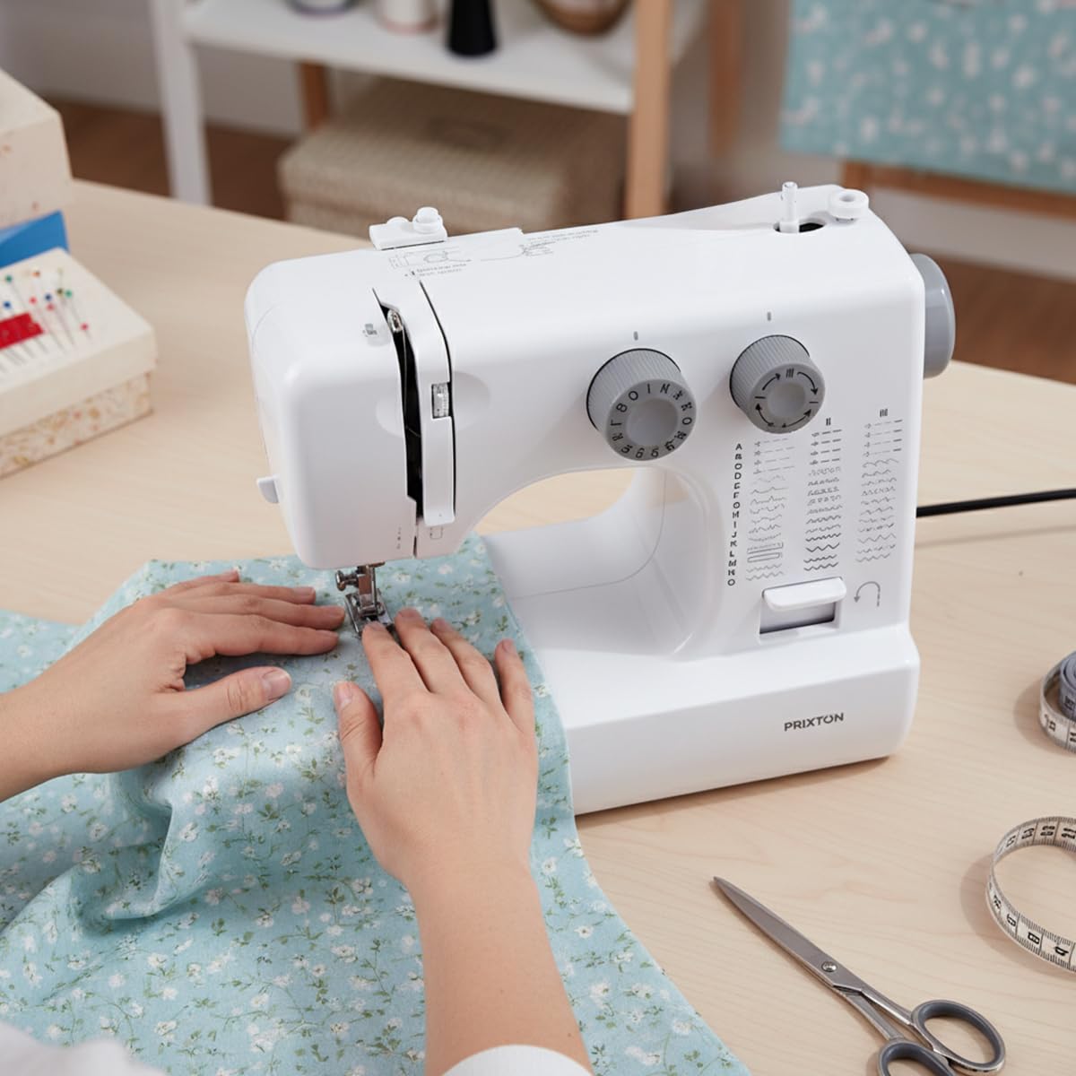 PRIXTON Máquina de Coser P135, 45 Puntadas, Ojal Automático 4 Pasos, Enhebrador Automático, Zigzag Elástico, Doble Velocidad y Luz Integrada para Arreglos y Manualidades