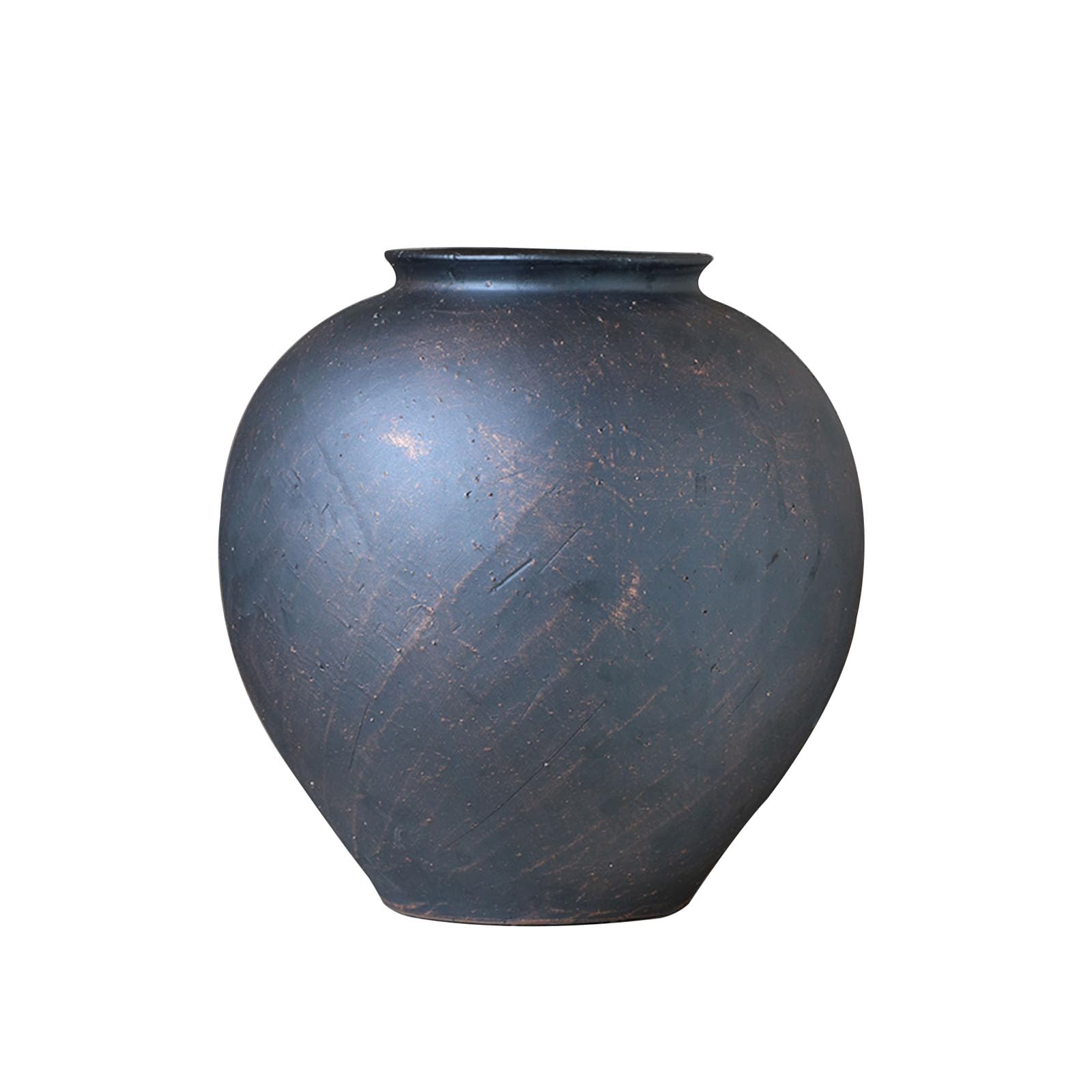 Vase en céramique rugueuse sur table basse : Déco blanche de salon chaleureuse et bohème chic