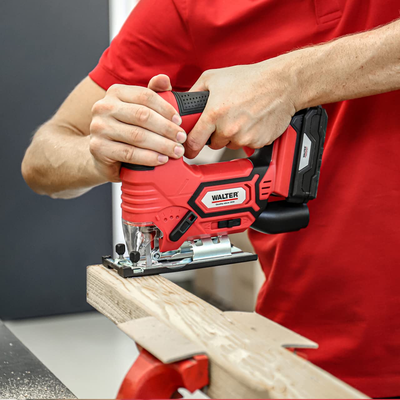 WALTER Geschenke Werkzeugset 7tlg Akku, Geschenk für Männer und Heimwerker, Haushalts-Elektrowerkzeug, Akku Stichsäge, Bohrschrauber und Multifunktionswerkzeug, inkl. Ladegerät und 2 Akkus
