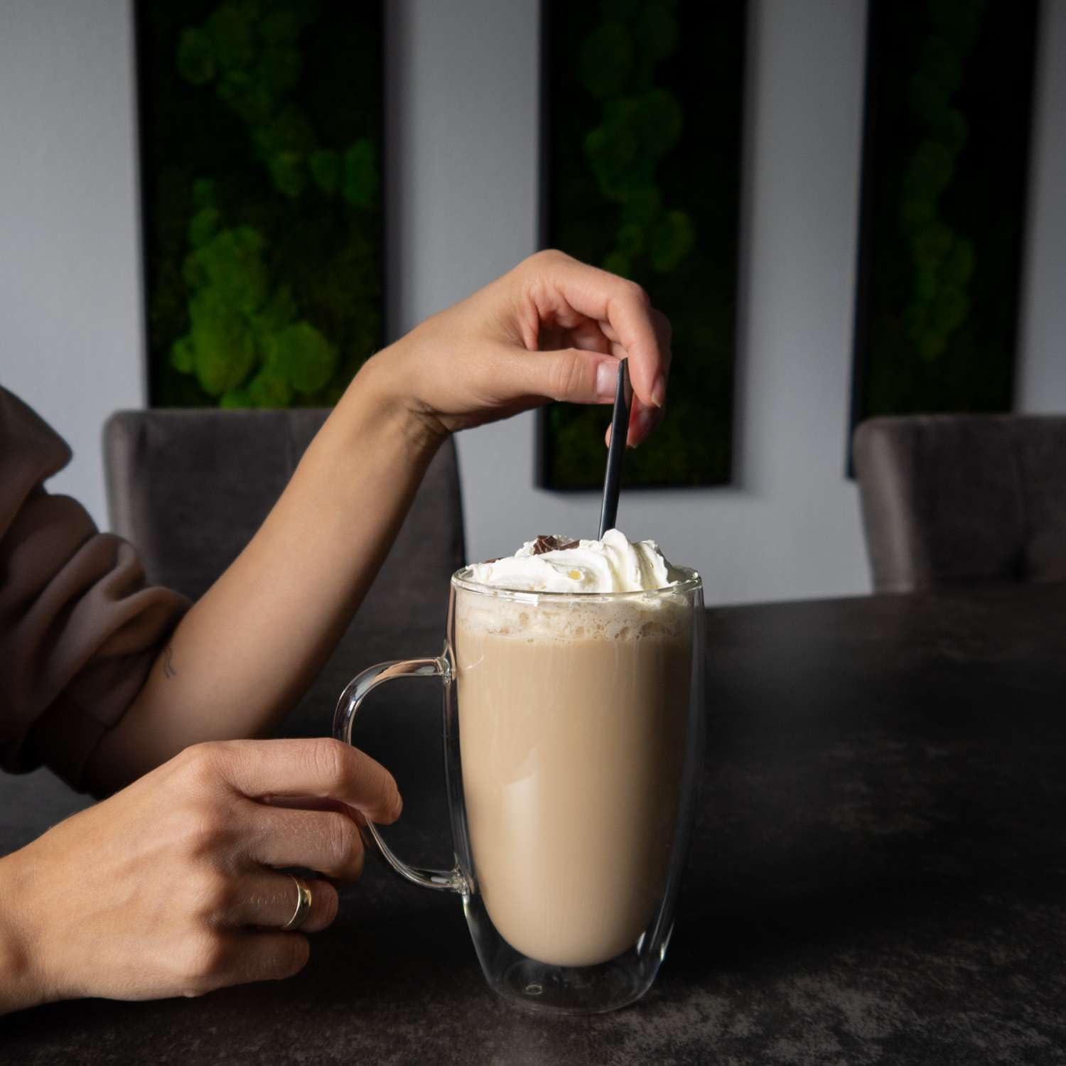 Intirilife Komplet 6 Czarnych łyżek Latte Macchiato z nierdzewnej stali - Długość 22 cm - Długie łyżeczki do deserów, idealne do kawy, mlecznych koktajli i drinków