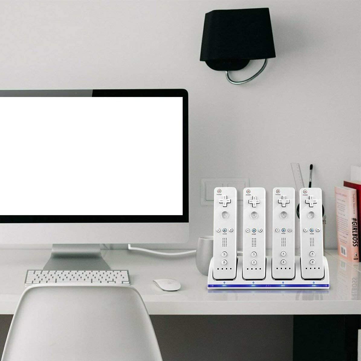 HOBBYTECH Quadruple Port de Chargement avec indicateur LED 4 en 1 Chargeur Compatible pour Nintendo Wiimote Station avec 4 Batteries Rechargeables - Blanc