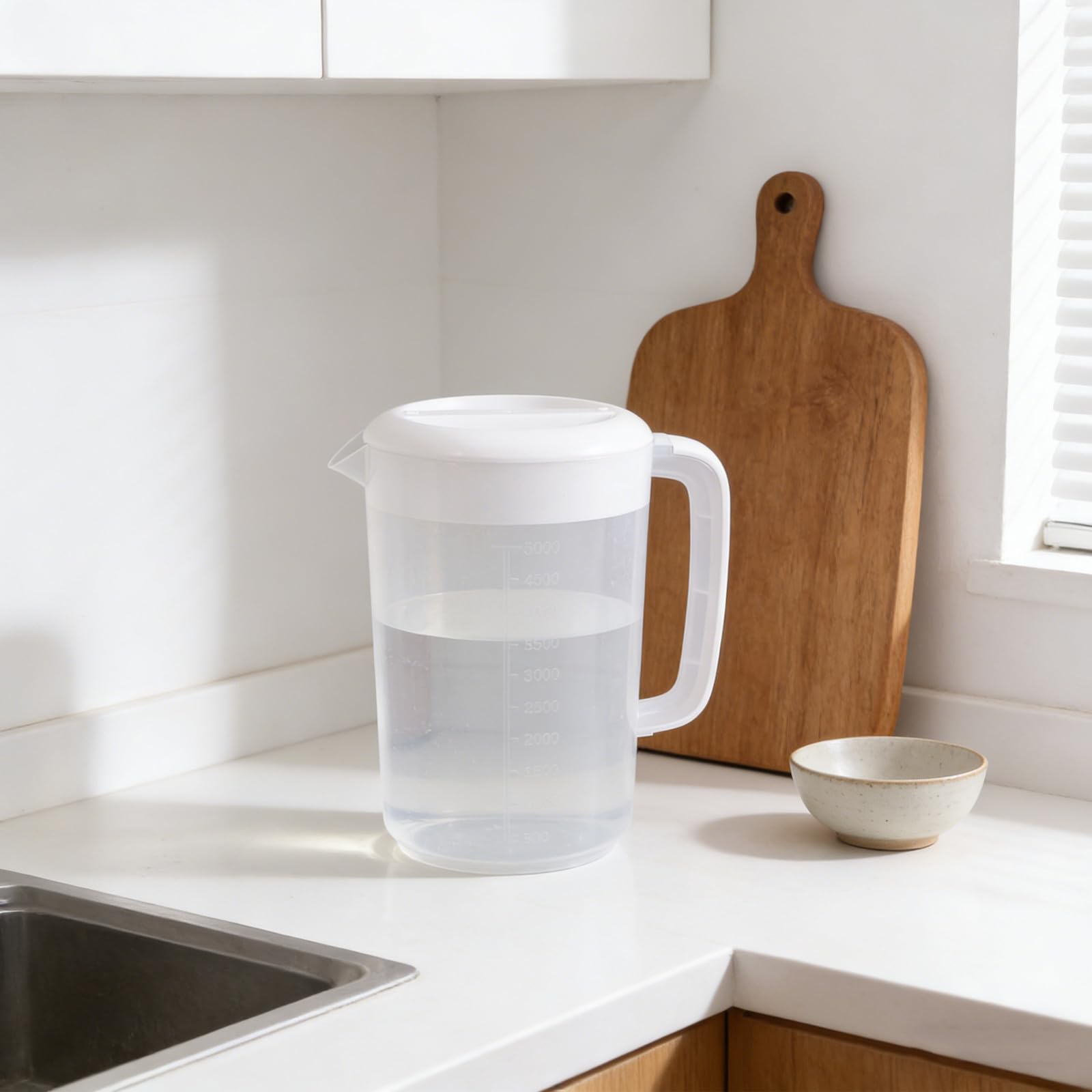 Caraffa Plastica 5l con Coperchio e Scala Graduata per Protezione Freschezza per Acqua Fredda, Latte, Succhi e Tè Uso Famiglia e Outdoor Riutilizzabile