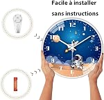 QINFIEY 12 Inch Mouvement silencieux Horloge murale pour enfants, Non Ticking Enfants Horloge murale ronde Batterie exploitée Space Style de voyage Décor enfants Horloge pour la maison école garçons chambre à coucher salon (blanc)