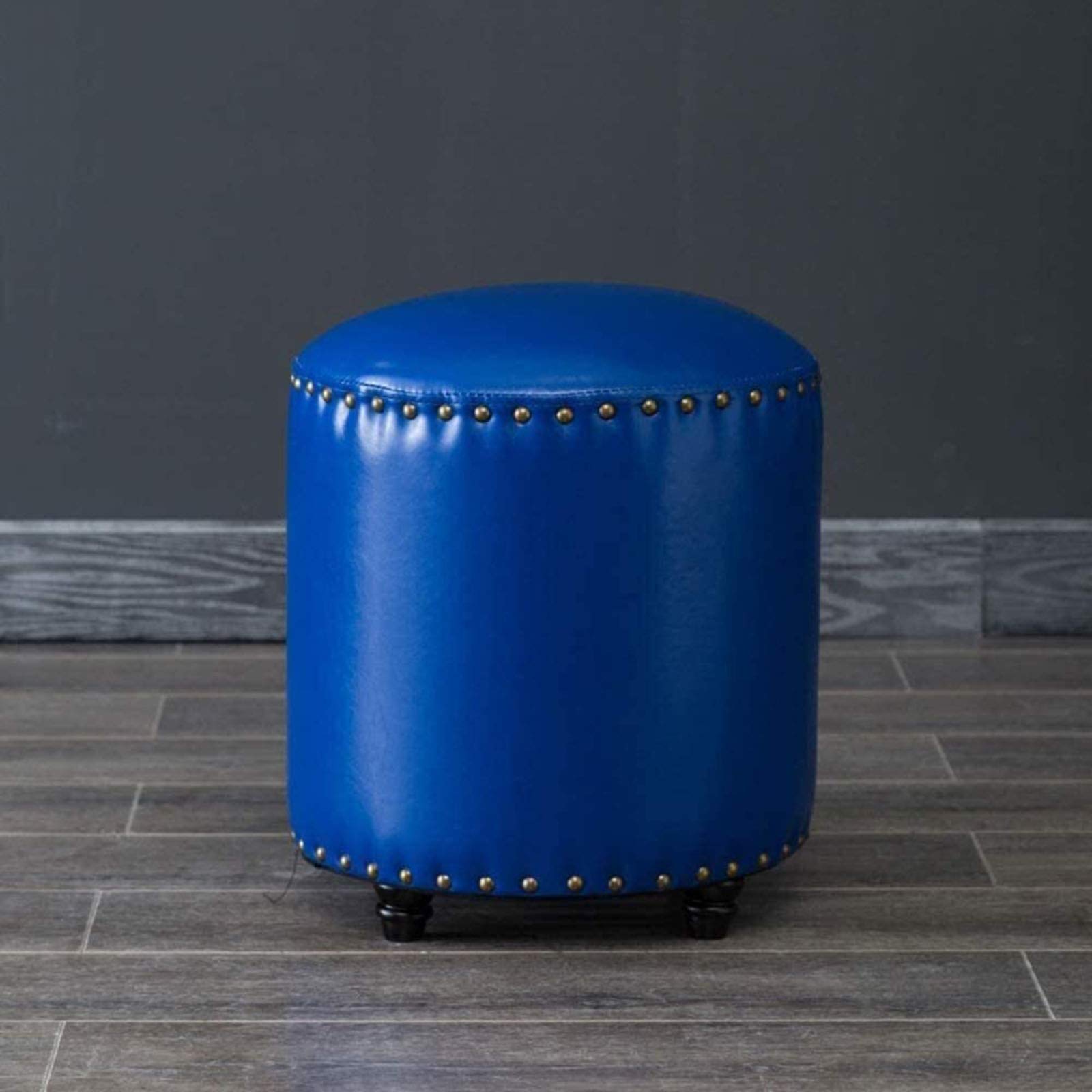 Pouf style européen dans le salon comme tabouret à chaussures
