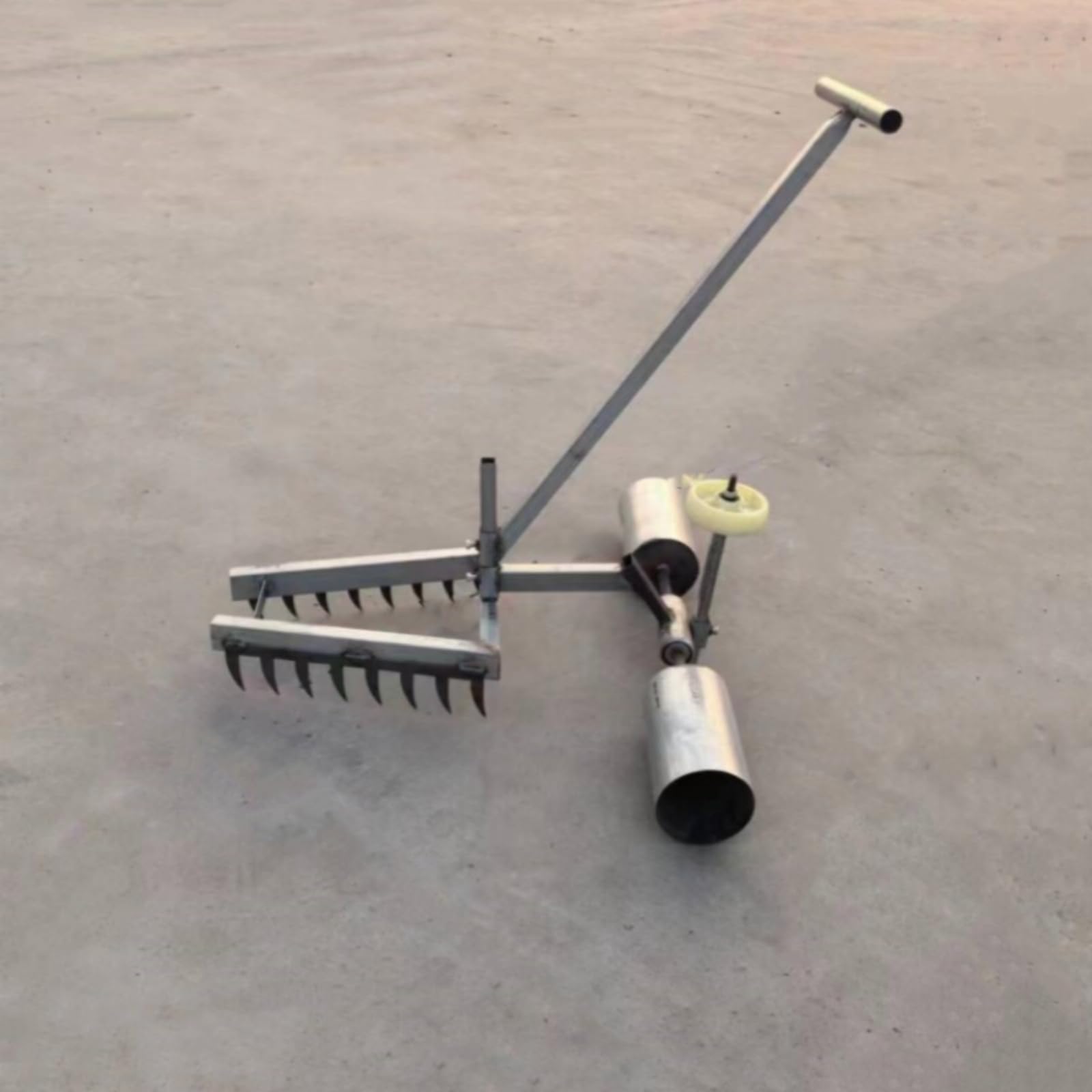 Attrezzo Copertura Suolo Utensile Agricolo Terreno Attrezzo Piantare Rullo Scorrevole su Ruote Bordi con Denti Metallo Saldato Manico Angolato T