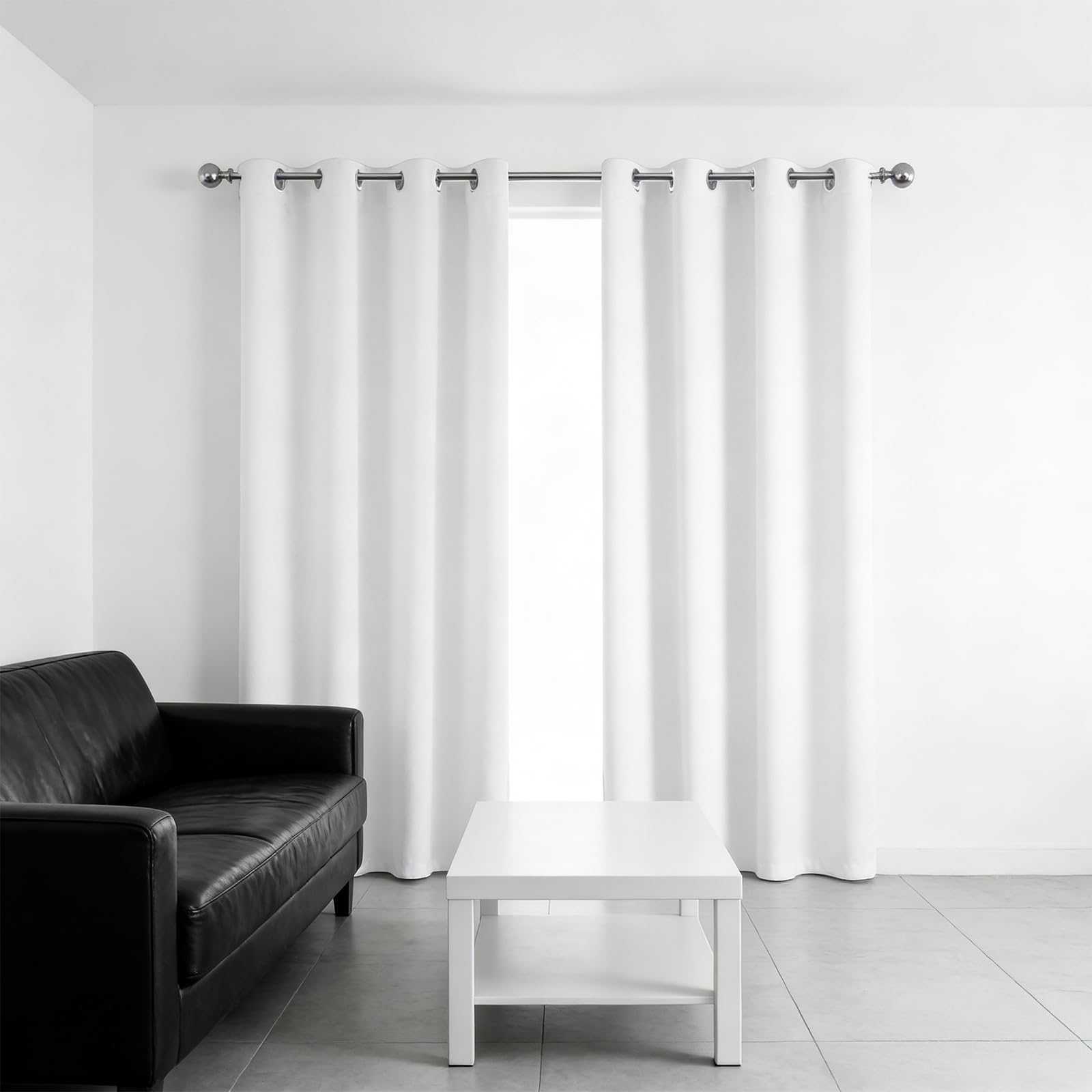 Rideaux opaques contre la chaleur et le bruit du vitrage de balcon dans la chambre à coucher