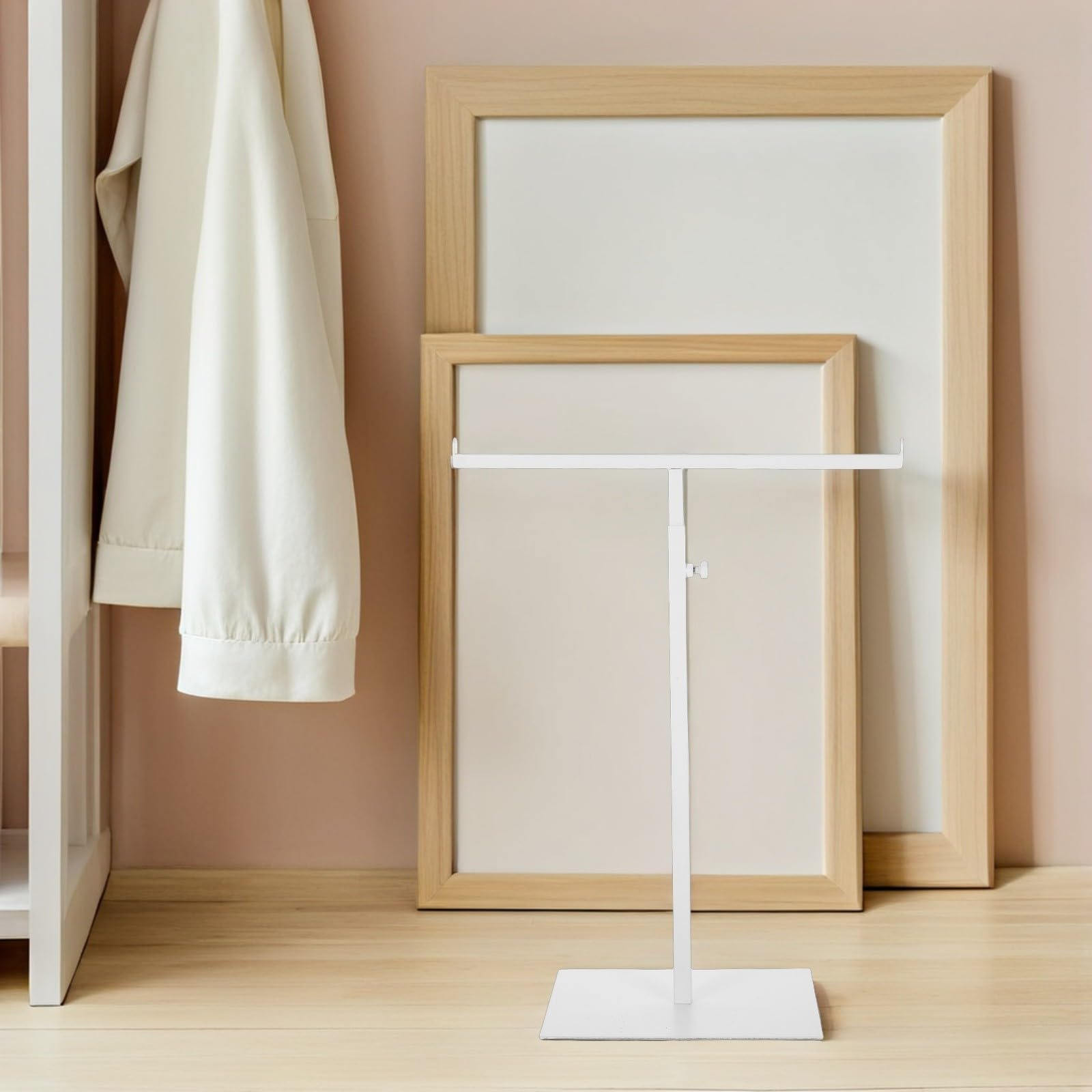 Soporte Expositor Blanco para Bolsos de Acero Inoxidable Altura Ajustable y Diseño Estable para Tiendas de Ropa y Hogar