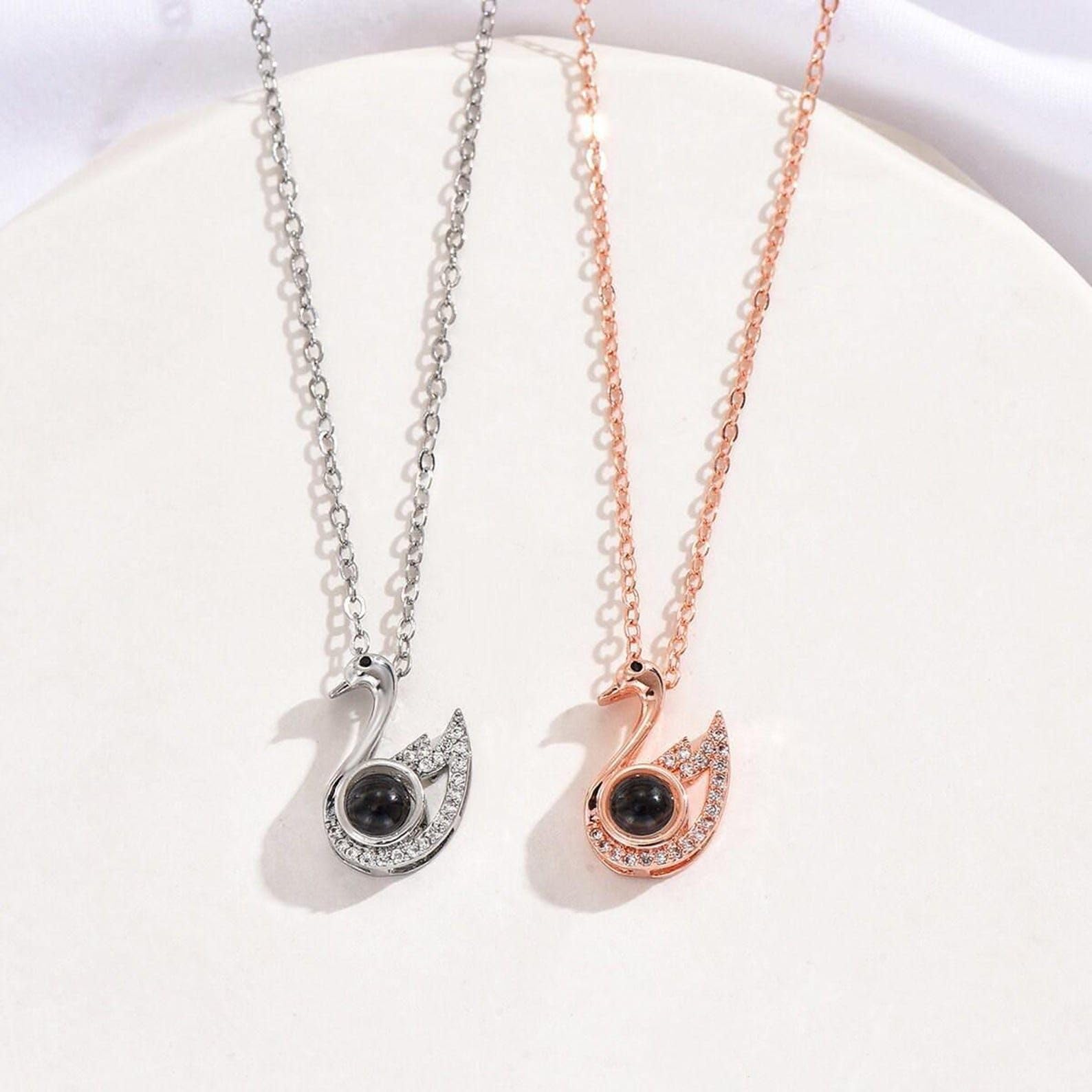 Collana a cigno con foto proiettata su misura, ciondolo commemorativo