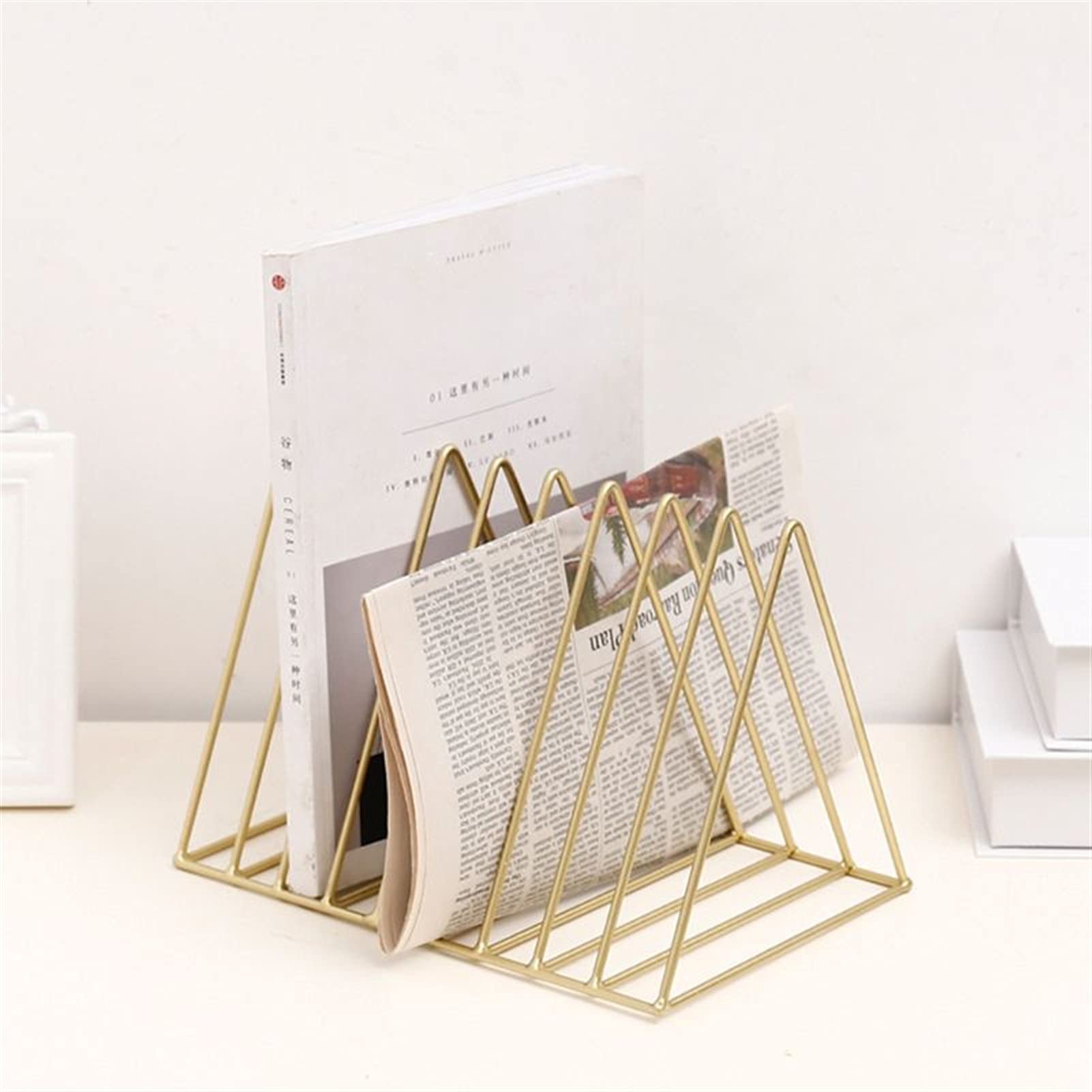 PATIKIL Support de bureau triangulaire, 7 emplacements en fil métallique pour disques vinyles, magazines, livres, fichiers, ton doré PATIKIL Support de bureau triangulaire, 7 emplacements en fil métallique pour disques vinyles, magazines, livres, fichiers, ton doré