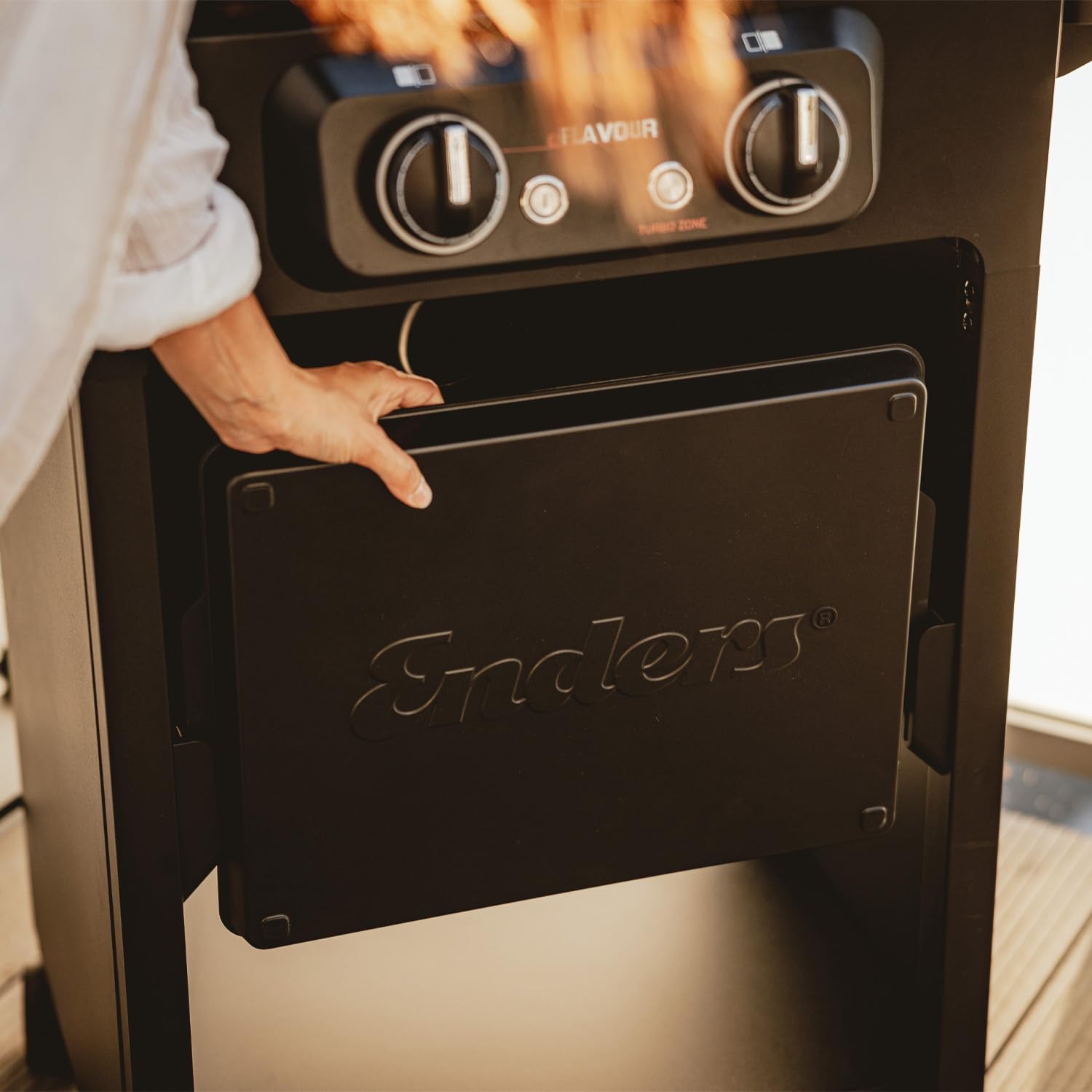 Enders® Elektrogrill eFLAVOUR 2 Turbo, doppelwandige Garhaube, integriertes Thermometer, abklappbare Seitenablagen, 3kW Turbo Zone™, 2 Heizzonen je 1500 Watt, Switch Grid™, Simple CLEAN™ #97156