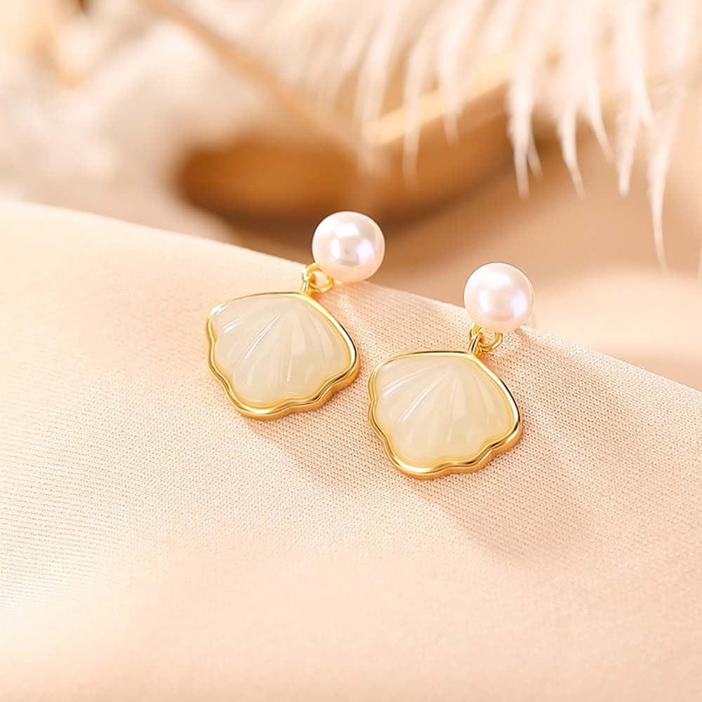 Elegantes pendientes de jade perla, pendientes en forma de concha marina, pendientes de tachuelas de jade de hotan de plata esterlina 925 joyas de jade para mujeres