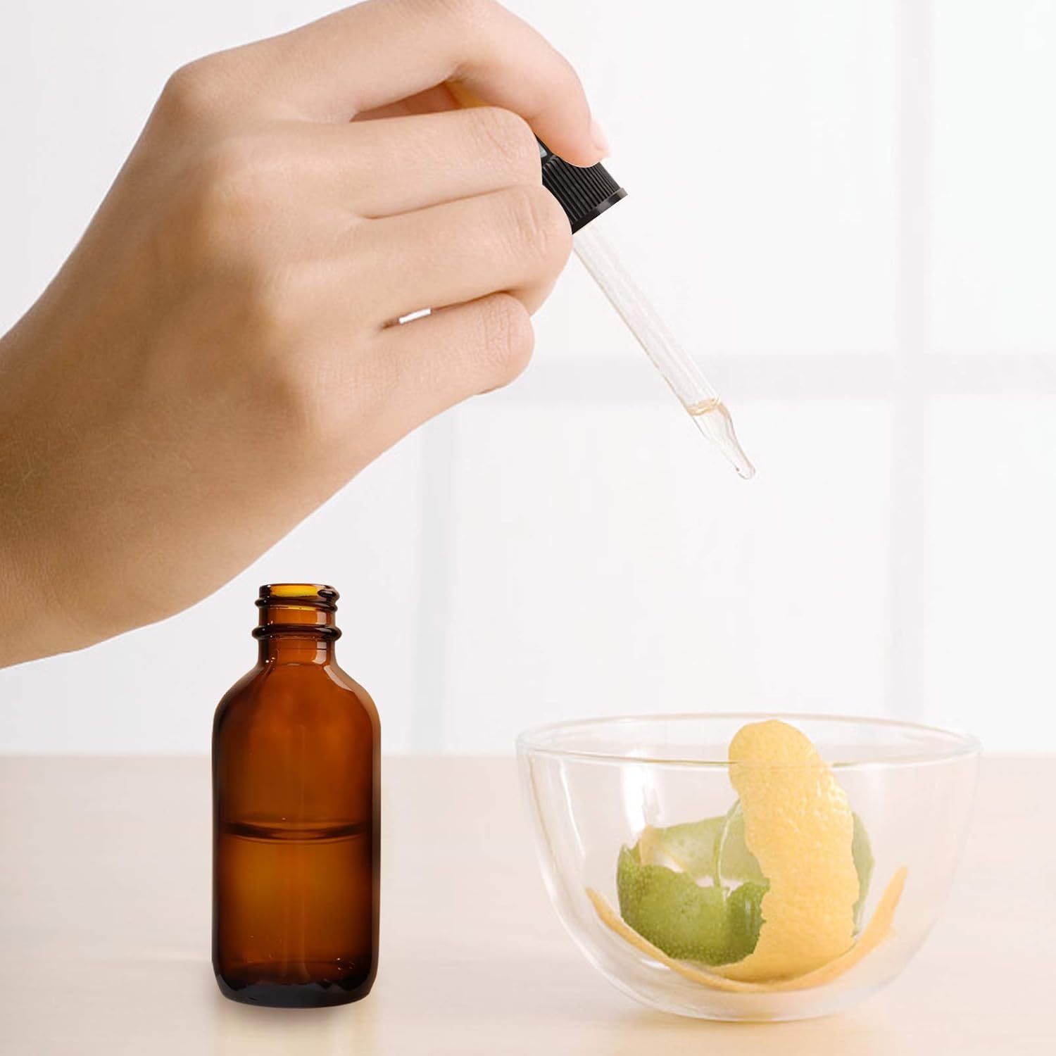 Confezione da 24 flaconi in vetro ambrato da 60 ml, con contagocce in vetro per oli essenziali, profumi (pennello, imbuti, 2 contagocce extra, 36 etichette e misurino da 30 ml inclusi)