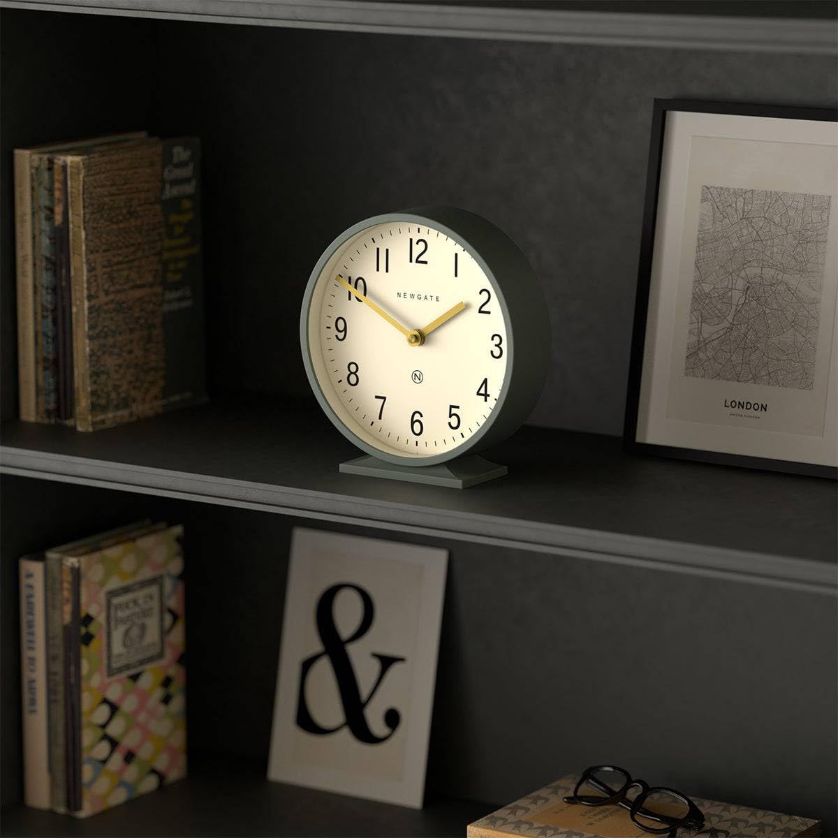 NEWGATE® Q Reloj de repisa | Reloj clásico Moderno de repisa Redonda | Verde de espárragos | Estilo contemporáneo para repisa, Escritorio, Mesa, estantería o mesilla