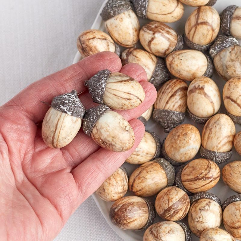 Miniatura 3 de Factory Direct Craft Paquete de 72 bellotas artificiales con patrón de mármol, dispersos de mesa de otoño y Acción de Gracias, rellenos de jarrón y