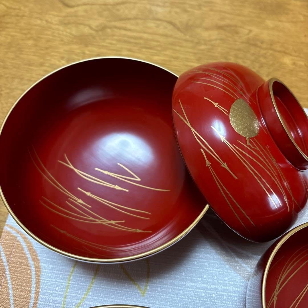 蒔絵赤い漆器 2客様セット 輪島塗り 明治時代。松の葉 実 大皿 椀 蓋付き椀