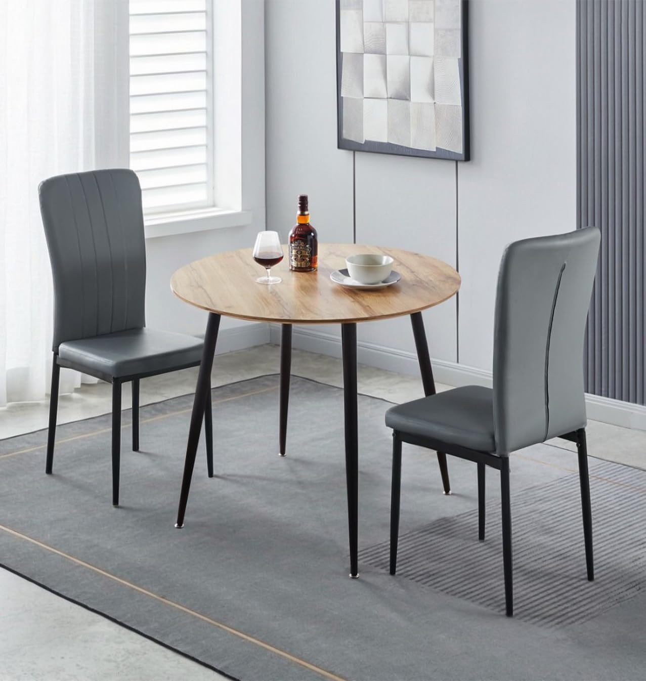 Mesa de cocina redonda con sillas grises para desayunos en pisos pequeños 1