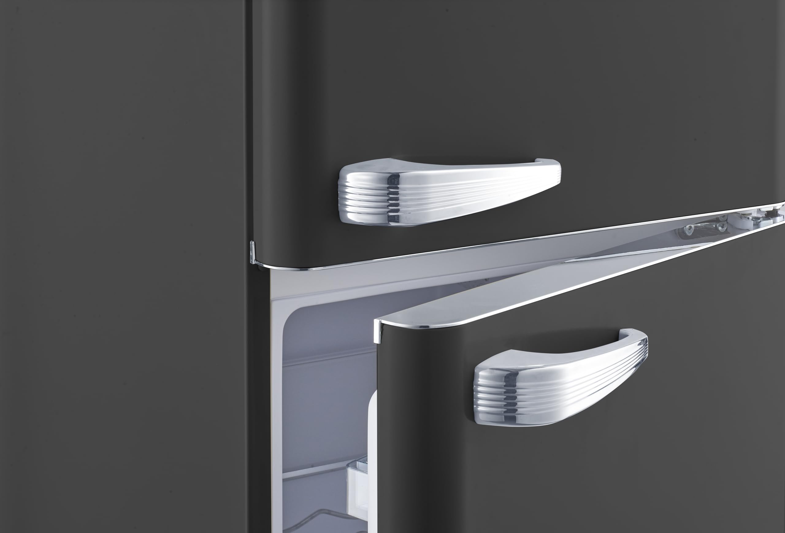 WOLKENSTEIN Kühl-Gefrier-Kombination KG250.4RT B Schwarz | 249 Liter Nutzinhalt | 4 Sterne 69 Liter Gefrierfach | Nur 41 dB | LED-Beleuchtung | Externer Chromgriff | Silber Applikationen | Freistehend