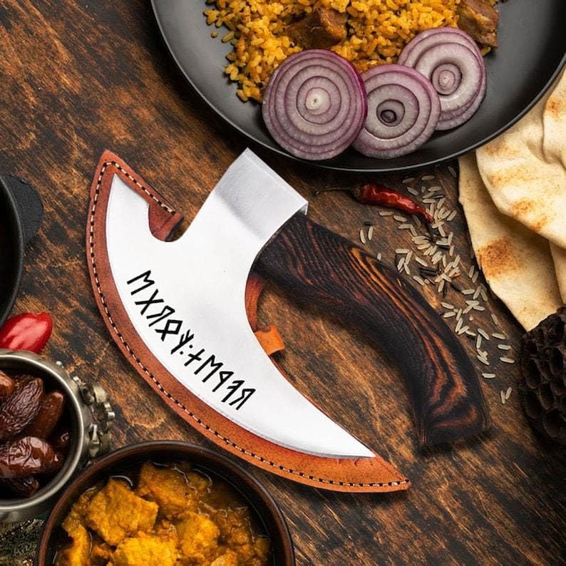 Viking Pizza Cutter Axe with Butcher Cleaver Design – Sharp Steel Blade, Wooden Handle & Leather Sheath – Ideal Gift & Kitchen Tool