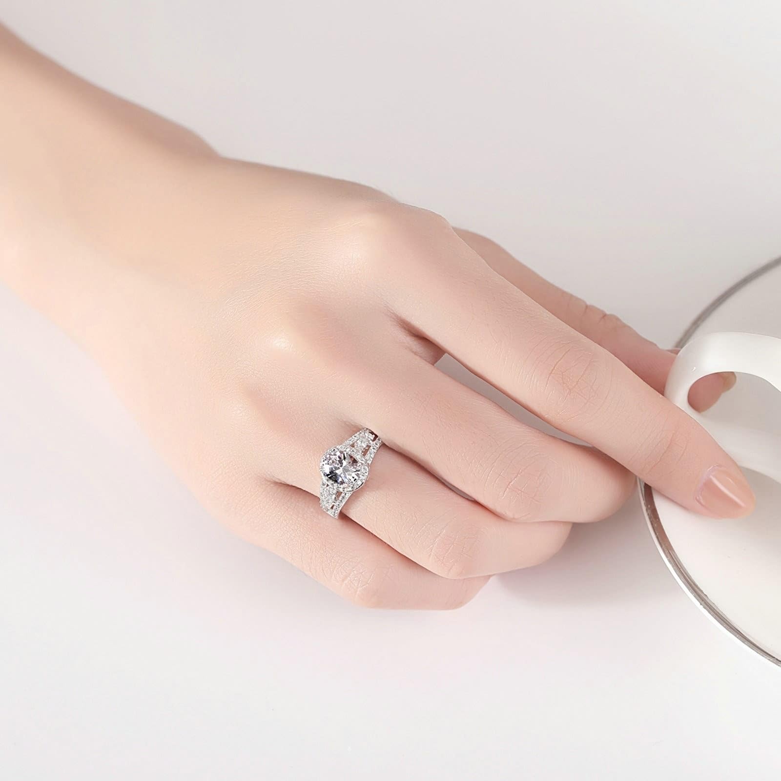 Pierścionki rocznicowe białe złoto obrączka ślubna dla kobiet 18K niemetalowy znaczek (tylko moda) diament laboratoryjny z owalnym kształtem cyrkonia rozmiar H 1/2 moda dla cioci biżuteria na Dzień